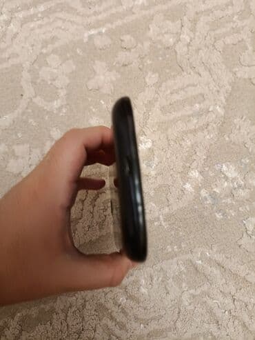 Смартфон (черный цвет), тонкий корпус. Особенности и элементы: -