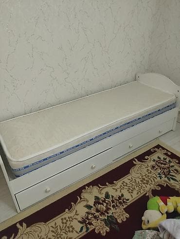 bunk bed: Односпальная кровать с матрасом и выдвижными ящиками. - Размер — 2