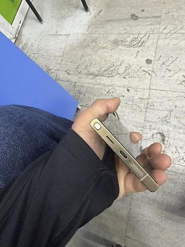 а 48: Samsung Galaxy S24 Ultra, Б/у, 256 ГБ, цвет - Бежевый, 1 SIM, eSIM — 6