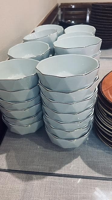 Посуда: Набор для сервировки стола Состав: - Стеклянные бутылочки-дозаторы — 6