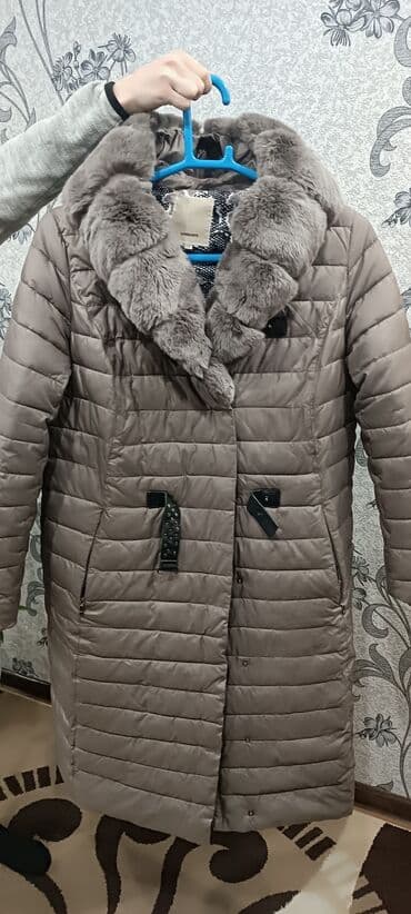 Пуховик, По колено, С капюшоном, С поясом, С мехом