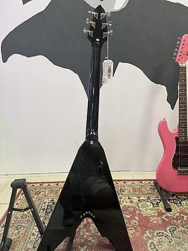 ролер: Электрогитара формата Flying V (чёрная) от Harley Benton - Корпус — 2