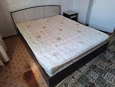 Продаю двуспальную кровать на металлическом каркасе и одной