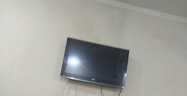 Телевизор LG, диагональ ориентировочно 26–32". Плоская панель, черная