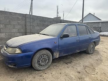 Седан синего цвета, 4 двери, кузов типа notchback. Компактный класс