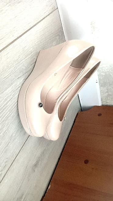 платформа босоножки: Бежевые женские туфли на скрытой платформе - Материал: лаковая — 2