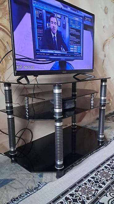 тумбочка и телевизор: Тумба и подставка для телевизора, Б/у, Напольная, Стекло, Самовывоз, цвет - Черный — 2