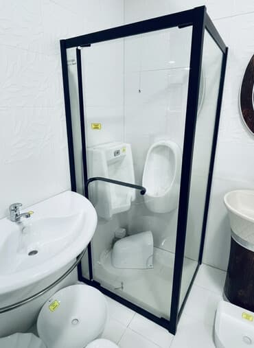 аквариум стекло: Стеклянная санитарная кабина с черным алюминиевым профилем - — 1