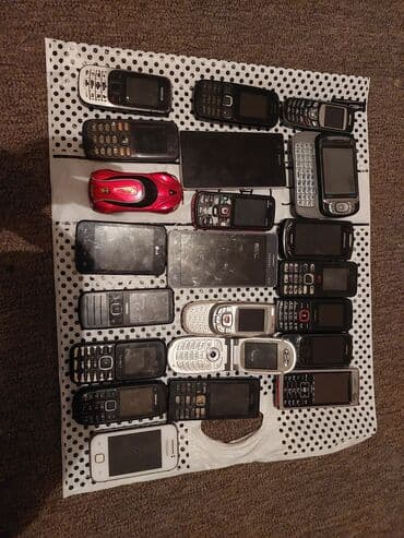 телефоны простушки: Коллекция кнопочных мобильных телефонов — набор из ~24 аппаратов — 3