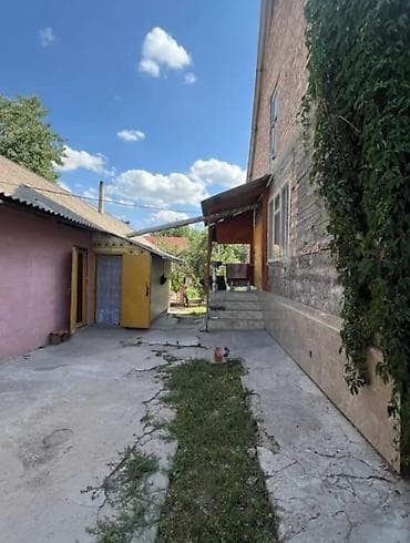 Гаражи: Продаётся жилой дом с просторными комнатами и большим участком, а — 8