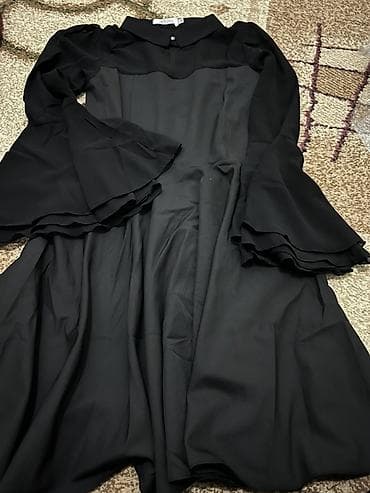 форма одежды: Черное платье с длинными рукавами-клеш и отложным воротником. Не — 2