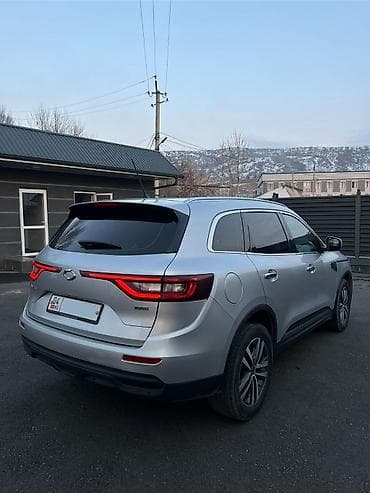 гц 8: Кроссовер GAC GS8 (эмблема GAC), серебристый цвет кузова. Основные — 1