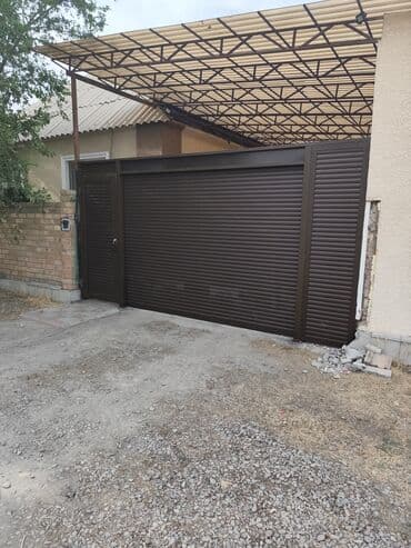 Гаражные ворота из прочного материала, представленные в нескольких