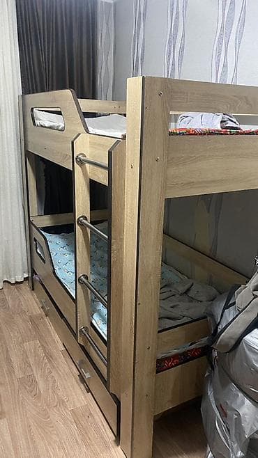 Двухъярусная кровать из ЛДСП под дерево с контрастной кромкой