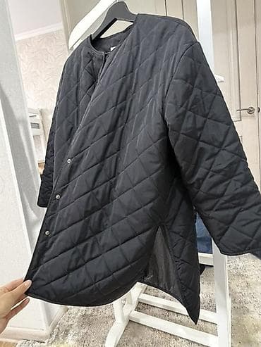 Плащи: Стеганая куртка-жакет черного цвета - Лаконичный прямой крой, слегка — 2