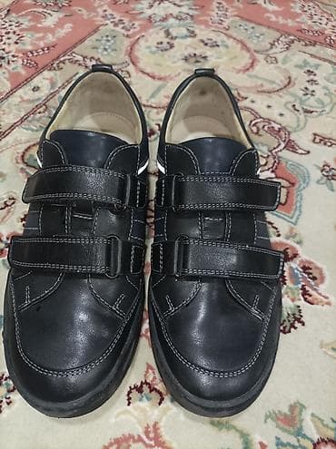 Джинсы и брюки: Десткая обувь для школы, унисекс. 35р . Надевали пару раз. Немецкая — 4
