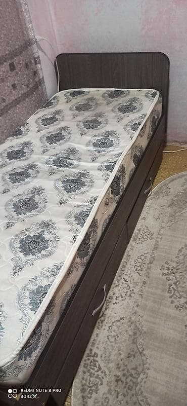 коврик для детей: Односпальная кровать с матрасом и выдвижными ящиками. - Размер — 1