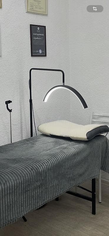 Напольная лампа дугообразной формы для салонных и косметологических