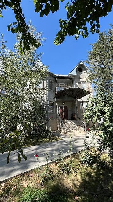 Продается частный дом с архитектурой в классическом стиле: два уровня