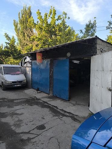 Гаражи: 36 м², Бетонный — 2