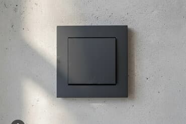 Клавишный выключатель черного цвета, предназначенный для управления at lalafo.kg Клавишный выключатель черного цвета, предназначенный для управления