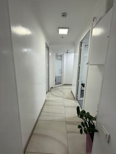 продаю дом в центре бишкека: 📍пр-т Чуй 🔘Этажи 2/4 🔘131,2м² Продается коммерческое — 10