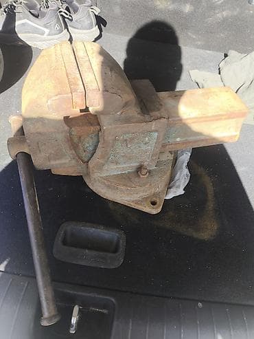 Тяжёлые поворотные слесарные тиски для верстака. ширина губ 140мм at lalafo.kg Тяжёлые поворотные слесарные тиски для верстака. ширина губ 140мм