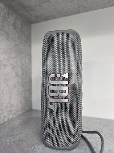 Аудиотехника: Портативная Bluetooth‑колонка JBL (серый цвет) - Мощное чистое — 1