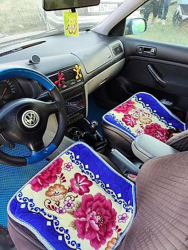 коврик: Volkswagen (салон)чистый ухоженный - Руль с чехлом синего цвета — 3