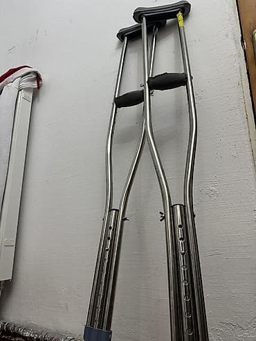 Медицинское оборудование: Простейшие подмышечные костыли, пара. - Материал: легкий — 2