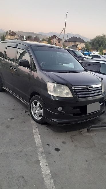 Транспорт: Toyota Noah: 2003 г., 2 л, Автомат, Бензин, Минивэн — 3