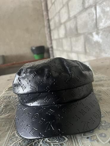 кийим кечек: Кепи черного цвета с тисненым монограммным узором - Стиль — 2