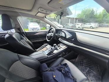 электромобиль станции зарядки: Электромобиль GAC Aion S, белый седан. Ключевые особенности: - — 8