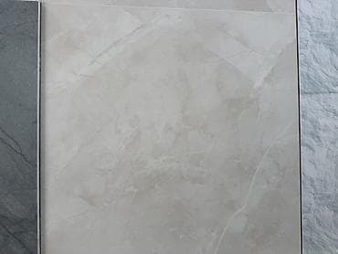 Керамогранитная плитка с матовой поверхностью под светлый мрамор. -