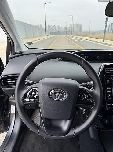 byd e2 2023: Toyota Prius: 2019 г., 1.8 л, Вариатор, Гибрид, Хэтчбэк — 3