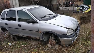 цлс банан: Opel Corsa B, 5‑дверный хэтчбек, серебристый цвет. Российские номера — 3