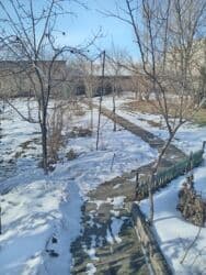 срочно срочно продаю дом город карабалта: Үй, 45 кв. м, 4 бөлмө, Менчик ээси, Эски ремонт — 1