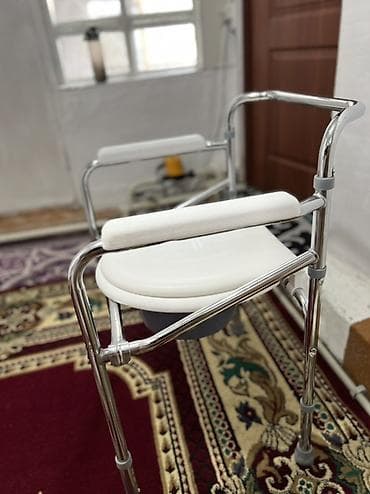 Санитарный стул-туалет (коммоуд) с крышкой и съемным ведром