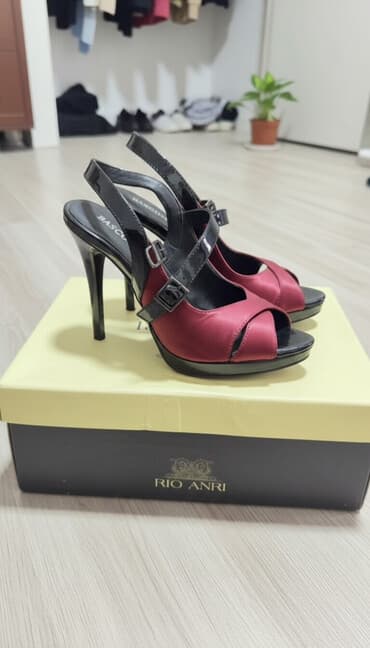 фирменная обувь из италии: Босоножки, 36, Basconi, Новый — 1