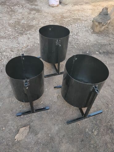 Металлические урны для мусора на стойке. металл 1мм