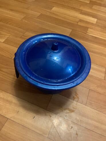 Продаю горшки: два новых по 500 сом каждый и зеленый с крышкой б/у в — 6