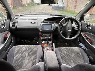 ткани на авто: Седан серебристого цвета. Кузов: - Классический четырехдверный седан — 7