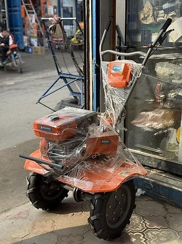 Мотоблок бензиновый (оранжевый) с колесами пневматическими Описание