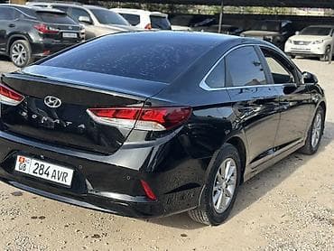 samsung galaxy a30: Hyundai Sonata, чёрный седан бизнес‑класса. Основные особенности: - — 3