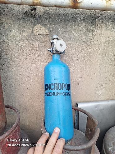 Баллоны красный газовый/углекислотный 3500с. и голубой at lalafo.kg Баллоны красный газовый/углекислотный 3500с. и голубой