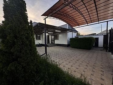 Основной дом состоит из 3х комнат + времянка летняя 2 комнаты с кухней