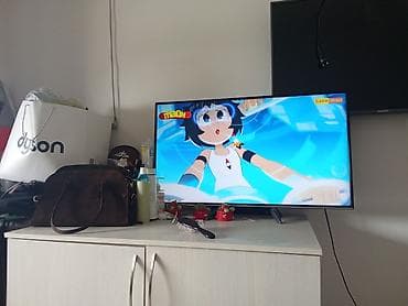 Телевизор LED с тонкими рамками, диагональ около 43–50". Экран с