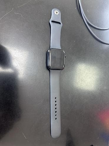 apl: Apple Watch SE2, корпус темного цвета. В комплекте: - умные часы — 4