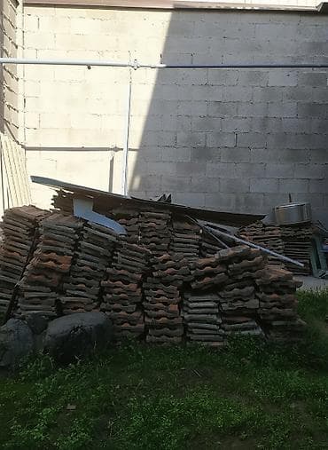 Черепица свежеснятая с крыши. примерно 500шт есть. Красная черепица