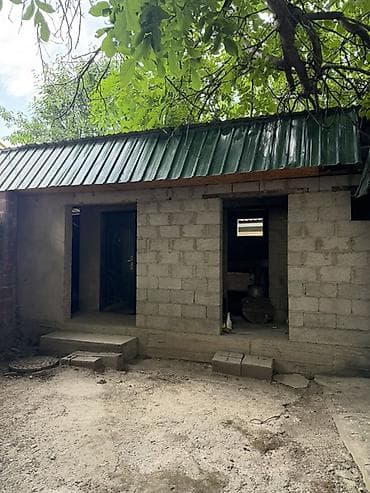 Кыймылсыз мүлк: 📍 В Сокулуке продается дом на участке 10 соток. 🏡Дом без ремонта — 4
